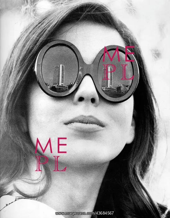 : Female model wearing thick-framed sunglasses : Female model wearing thick-framed sunglasses