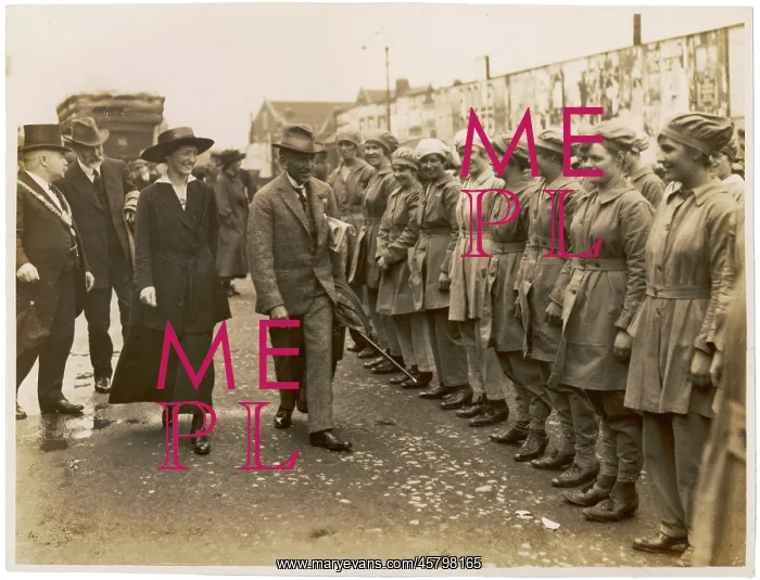 : FEMALE MUNITIONS WORKERS : FEMALE MUNITIONS WORKERS