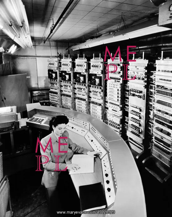 : Female operator at the console of the Raydac, ? : Female operator at the console of the Raydac, ?