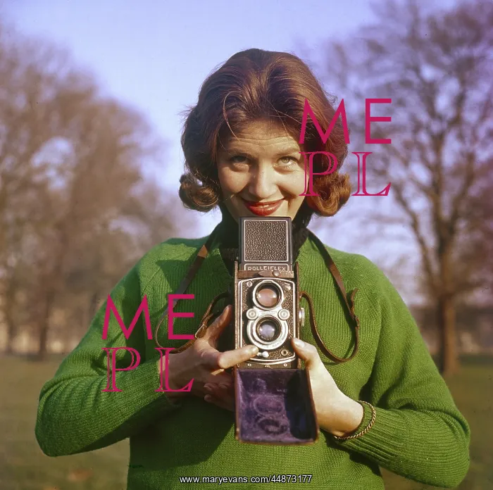 : FEMALE PHOTOGRAPHER : FEMALE PHOTOGRAPHER