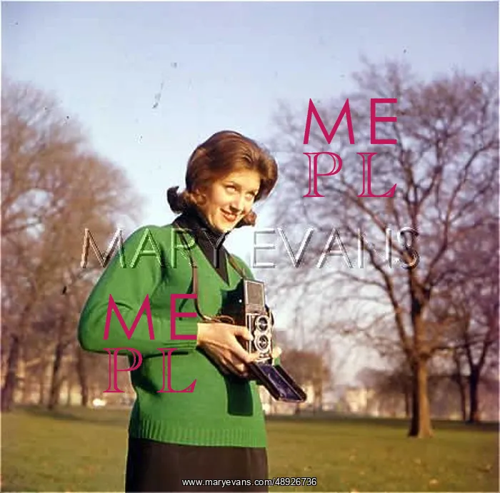 : FEMALE PHOTOGRAPHER : FEMALE PHOTOGRAPHER
