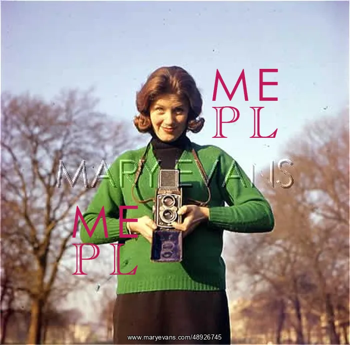 : FEMALE PHOTOGRAPHER : FEMALE PHOTOGRAPHER