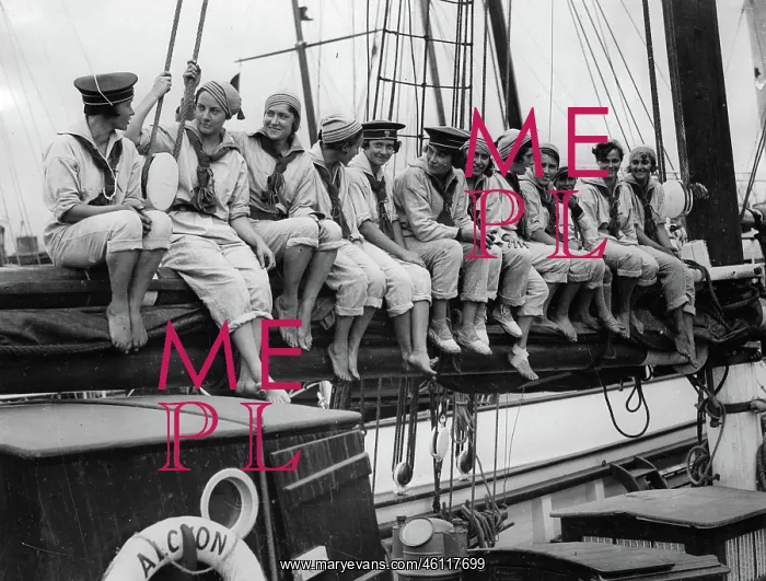 : Female sailors on the women's training : Female sailors on the women's training