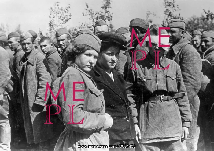 : Female Soviet doctors with male Soviet prisoners, WW2 : Female Soviet doctors with male Soviet prisoners, WW2
