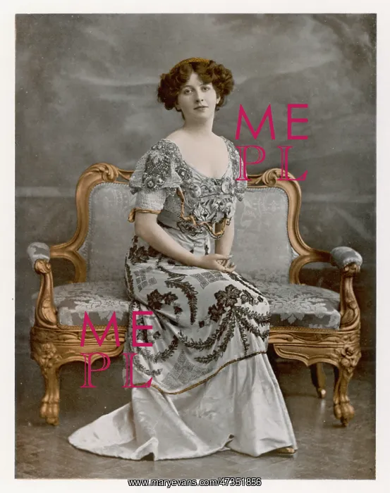 : FEMALE TYPE ON SETTEE : FEMALE TYPE ON SETTEE