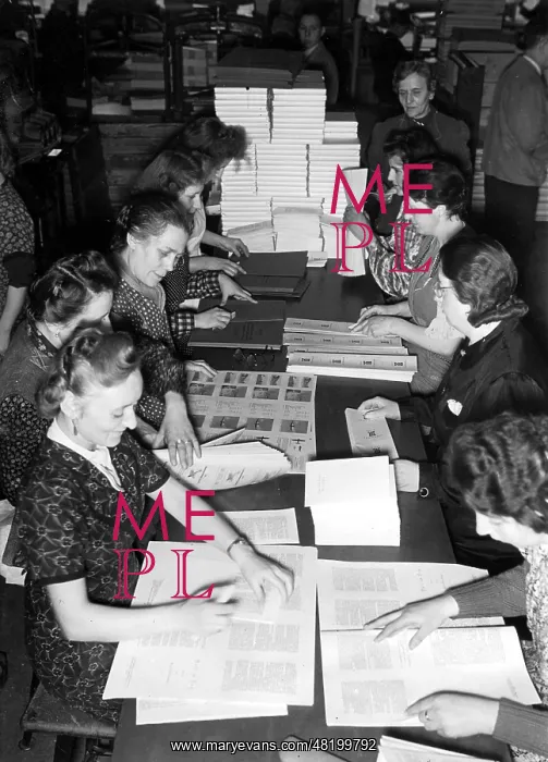 : Female workers in the book bindery of the Scherl Publishing : Female workers in the book bindery of the Scherl Publishing