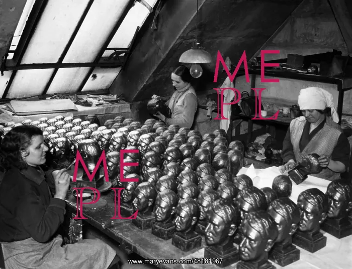  : Female Workers with Cast Stone Busts of Adolf Hitler, 1937