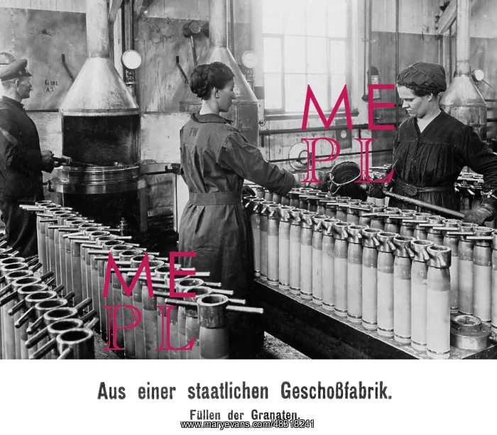 : Female workers in a munitions factory, 1916 : Female workers in a munitions factory, 1916
