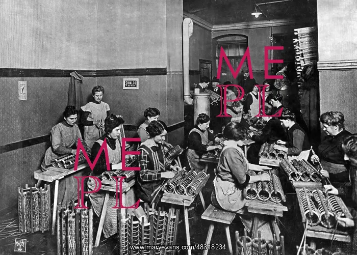 : Female workers in the war industry, 1915 : Female workers in the war industry, 1915