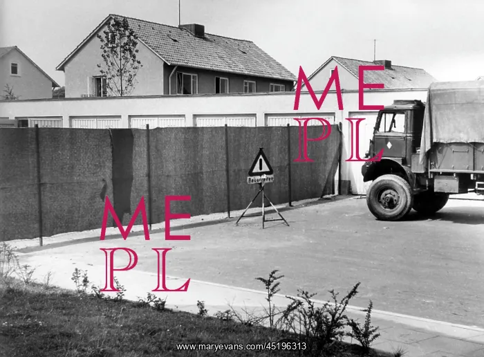 : Fence for new Soviet military mission in Bunde : Fence for new Soviet military mission in Bunde