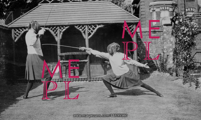  : Fencer lunging