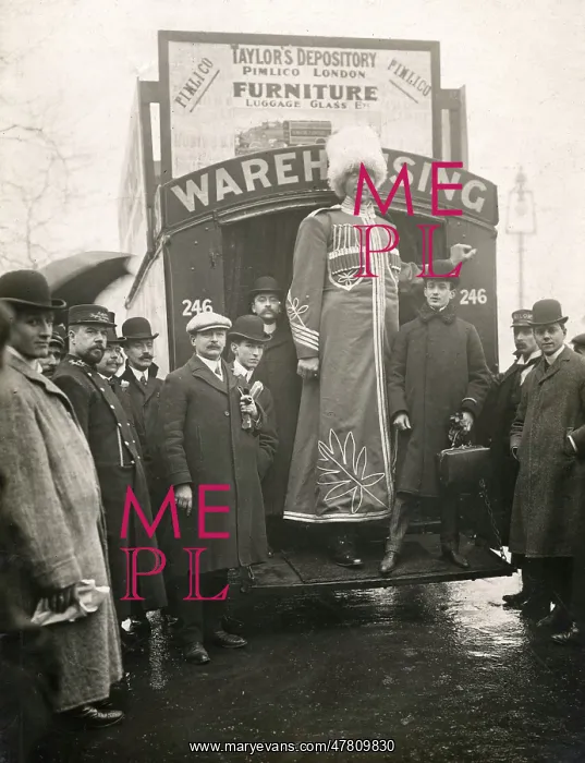 : Feodor Machnow, famous Russian giant, arrives London, 1905 : Feodor Machnow, famous Russian giant, arrives London, 1905