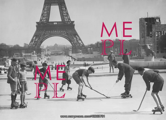 : Field hockey in front of the Eiffel Tower, 1938 : Field hockey in front of the Eiffel Tower, 1938