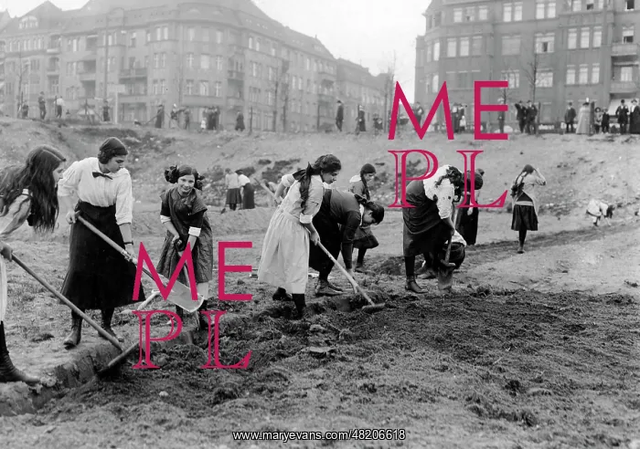 : Field work in Berlin-Charlottenburg, 1915 : Field work in Berlin-Charlottenburg, 1915