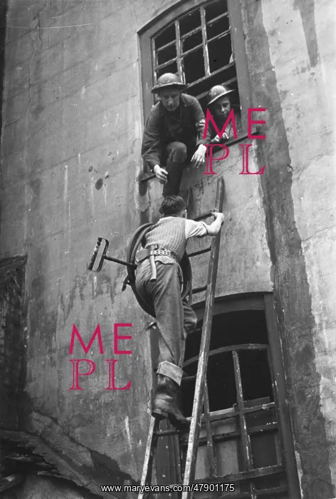 : Fighting a fire with a stirrup pump - The Blitz : Fighting a fire with a stirrup pump - The Blitz