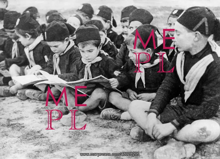 : Figli della Lupa reading at the Balilla training centre : Figli della Lupa reading at the Balilla training centre
