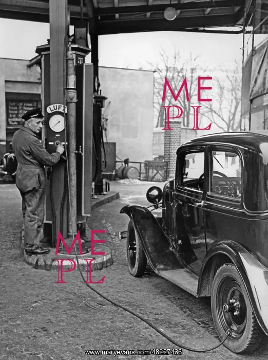: Filling station in Berlin, 1937 : Filling station in Berlin, 1937
