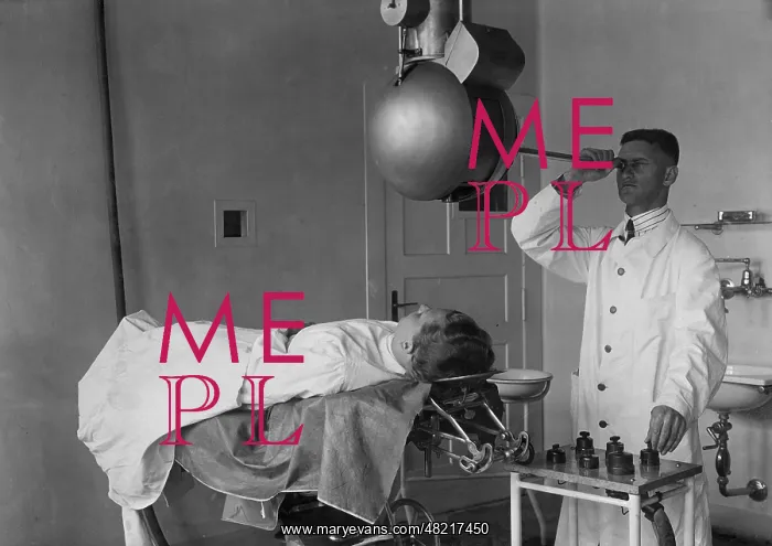 : Film camera in the operating room, 1925 : Film camera in the operating room, 1925