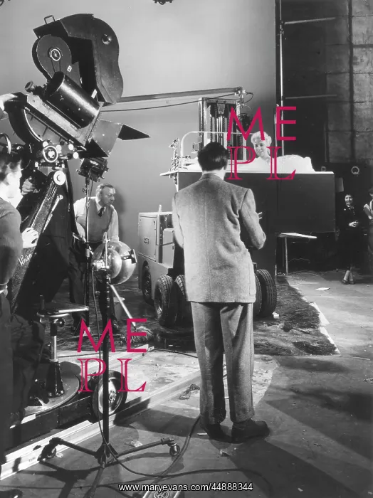 : FILMING A TV ADVERT : FILMING A TV ADVERT