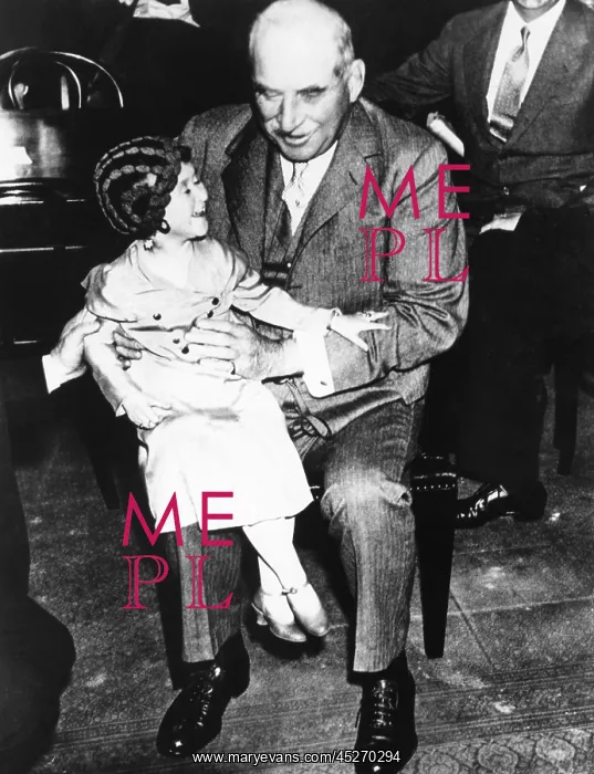 : Financier J.P. Morgan with circus midget Lya Graf : Financier J.P. Morgan with circus midget Lya Graf