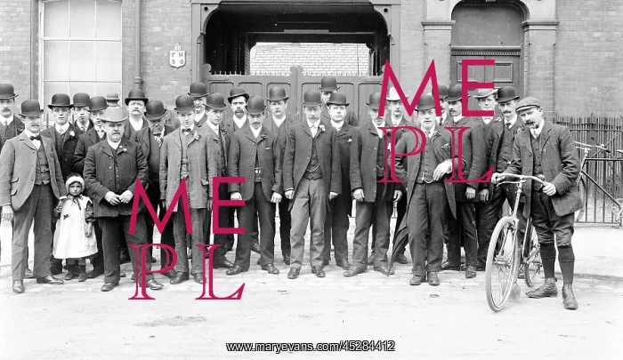 : Finishers in front of hat factory : Finishers in front of hat factory