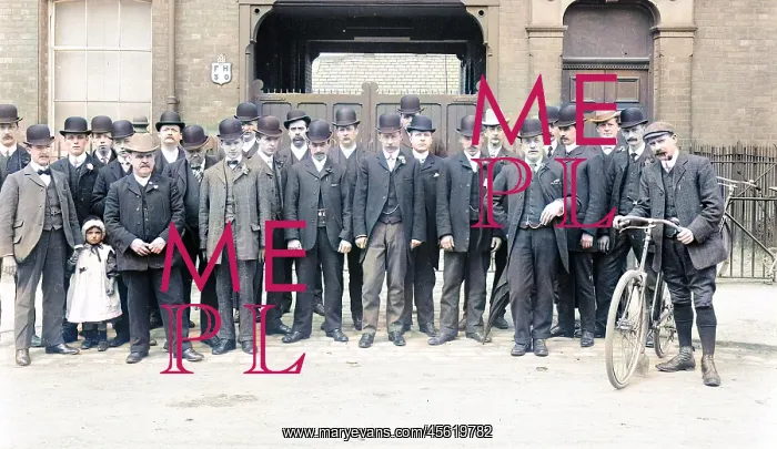 : Finishers in front of hat factory : Finishers in front of hat factory