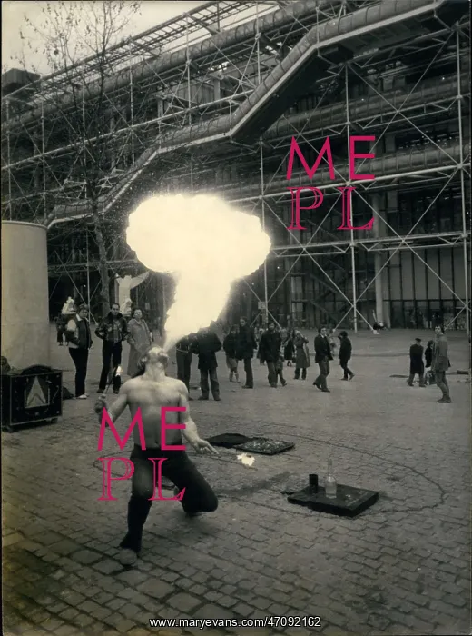 : Fire eater in street during Pompidou Centre strike, Paris : Fire eater in street during Pompidou Centre strike, Paris