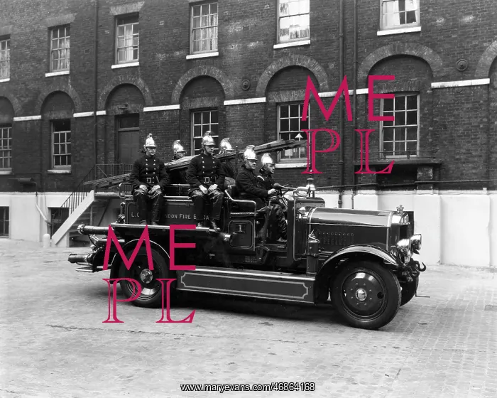 : Fire engine and crew, LCC-London Fire Brigate : Fire engine and crew, LCC-London Fire Brigate