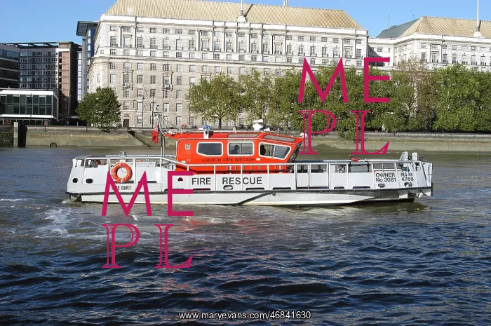 : Fireboat Fire-Dart, River Thames : Fireboat Fire-Dart, River Thames
