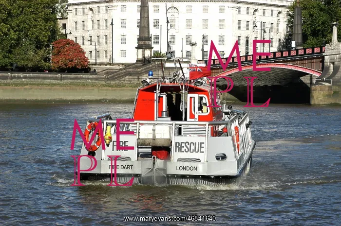 : Fireboat Fire-Dart, River Thames : Fireboat Fire-Dart, River Thames