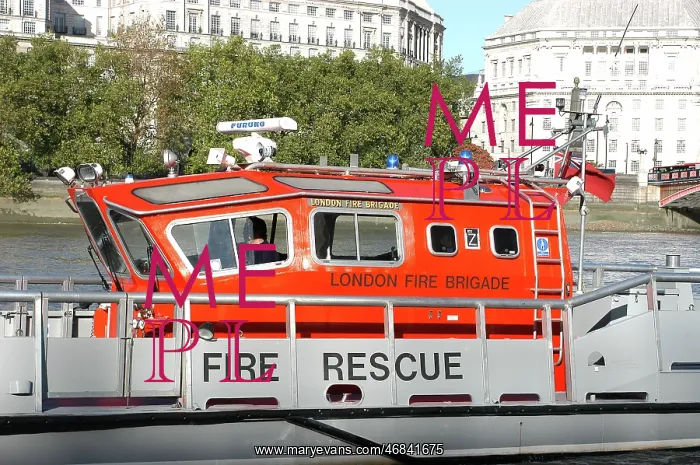 : Fireboat Fire-Dart, River Thames : Fireboat Fire-Dart, River Thames