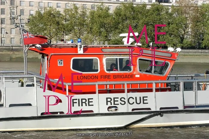 : Fireboat Fire-Dart, River Thames : Fireboat Fire-Dart, River Thames