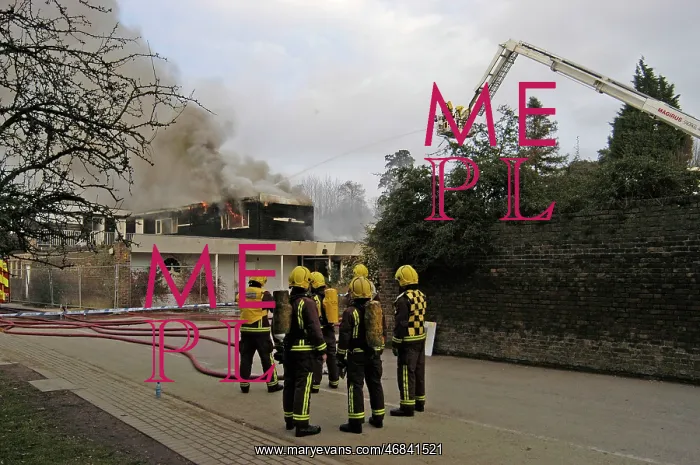 : Firefighters in breathing apparatus : Firefighters in breathing apparatus