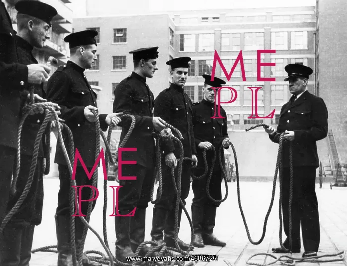  : Firefighters receiving knots instruction