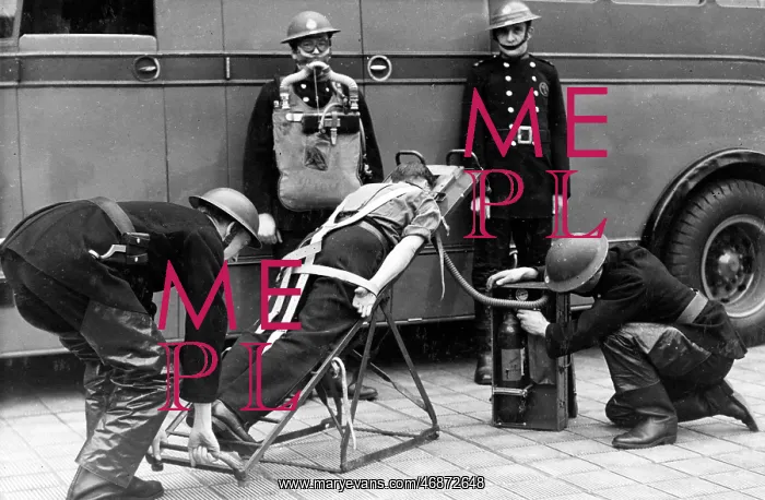 : Firefighters in training with resuscitation stretcher : Firefighters in training with resuscitation stretcher