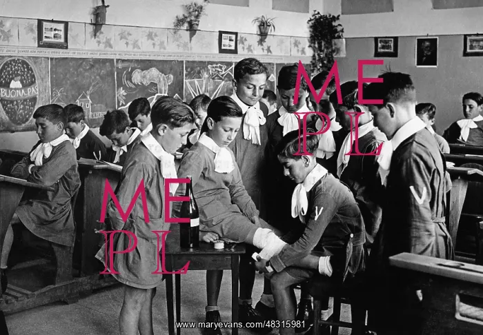 : First aid course for Italian pupils, 1935 : First aid course for Italian pupils, 1935