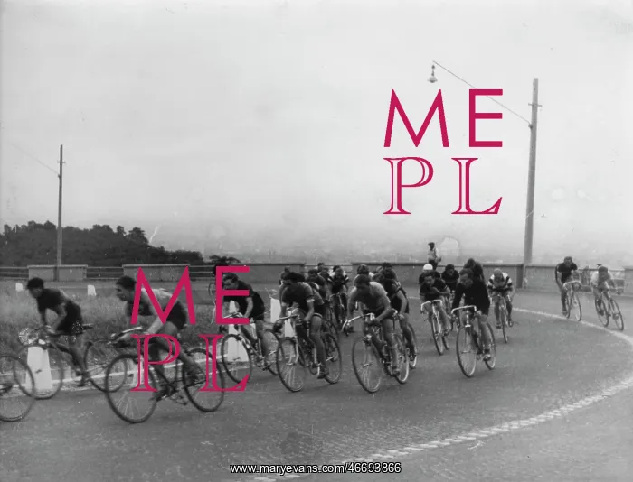 : First bicycle cace at the Vienna High : First bicycle cace at the Vienna High
