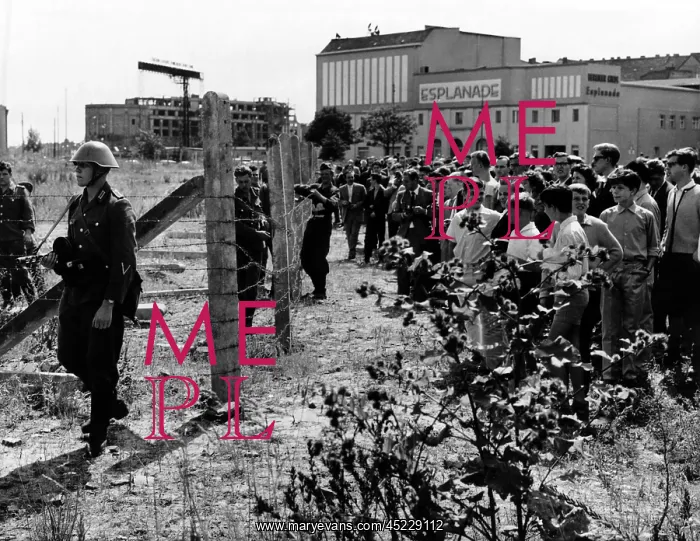 : First Days of the Berlin Wall. West Berliners ? : First Days of the Berlin Wall. West Berliners ?