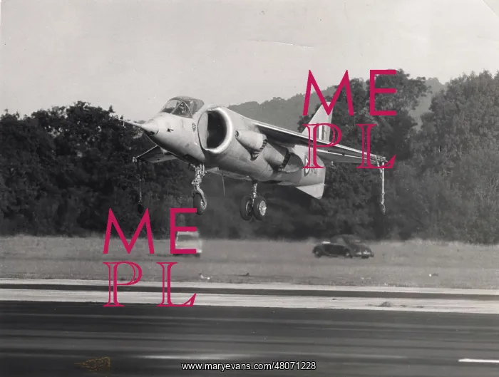 : The first Hawker P1127 XP831 during hovering tests : The first Hawker P1127 XP831 during hovering tests
