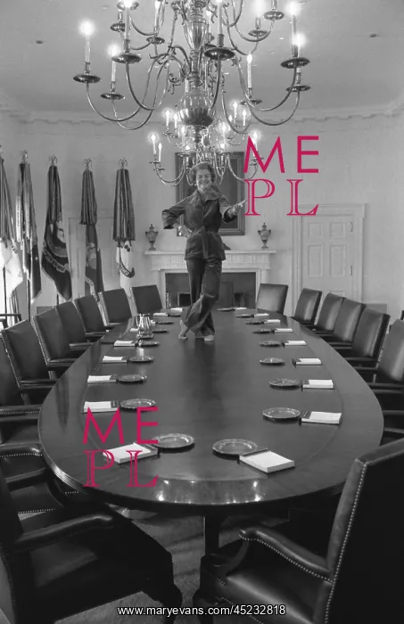 : First Lady Betty Ford dances on the Cabinet ? : First Lady Betty Ford dances on the Cabinet ?