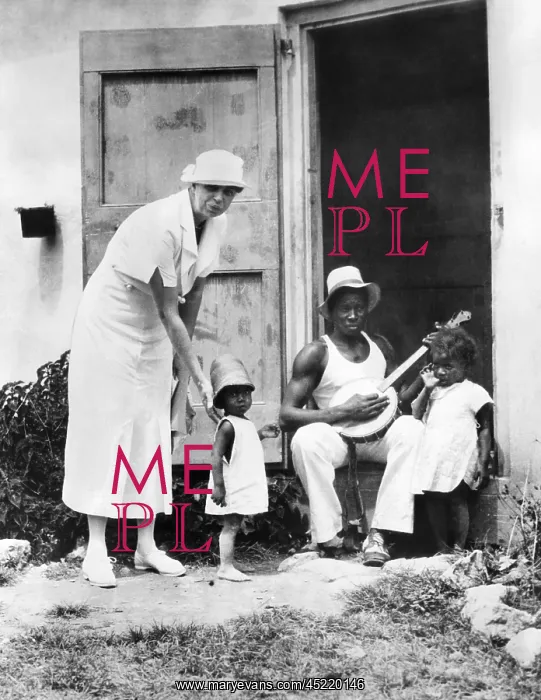 : First Lady Eleanor Roosevelt chatting with ? : First Lady Eleanor Roosevelt chatting with ?