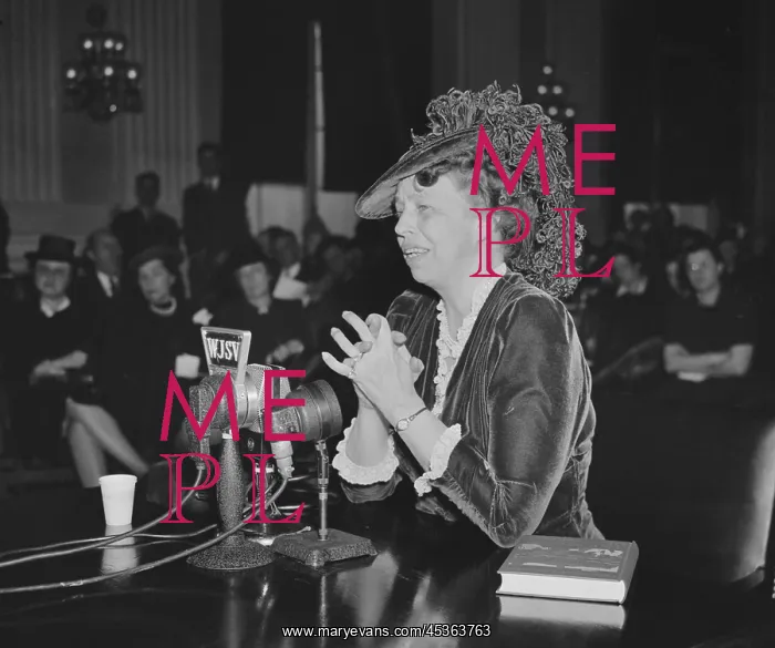 : First Lady Eleanor Roosevelt speaking and wearing : First Lady Eleanor Roosevelt speaking and wearing
