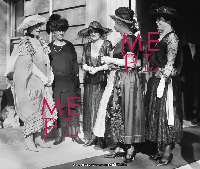 : First Lady Florence Harding (left) with a group : First Lady Florence Harding (left) with a group