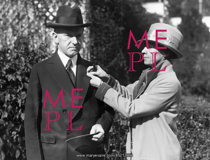 : First Lady Grace Coolidge pins a Red Cross ? : First Lady Grace Coolidge pins a Red Cross ?