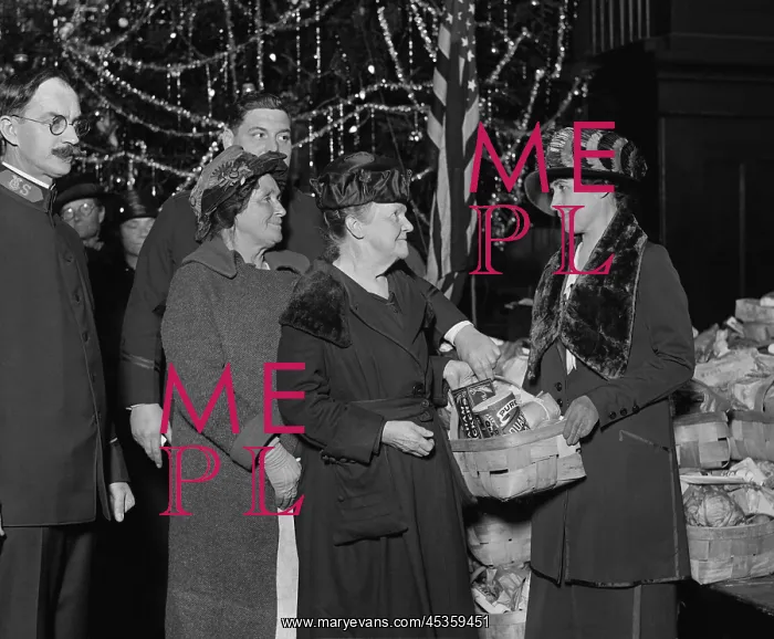 : First Lady Grace Coolidge with Salvation Army Group : First Lady Grace Coolidge with Salvation Army Group