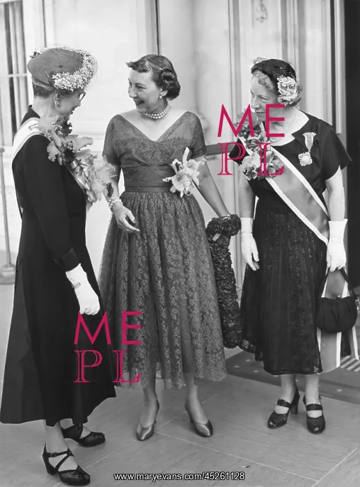 : First Lady Mamie Eisenhower welcomes Daughters : First Lady Mamie Eisenhower welcomes Daughters