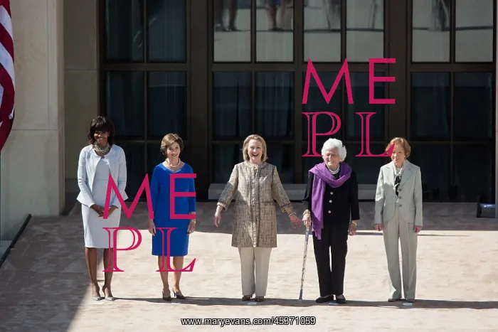 : First Lady Michelle Obama poses with former First : First Lady Michelle Obama poses with former First