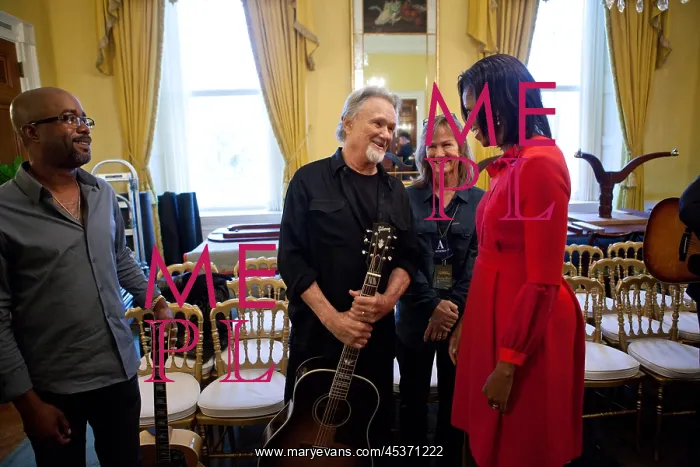 : First Lady Michelle Obama talks with Darius Rucker : First Lady Michelle Obama talks with Darius Rucker