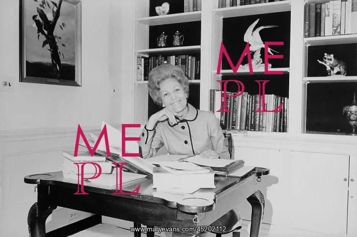  : First Lady Pat Nixon working at a small ?