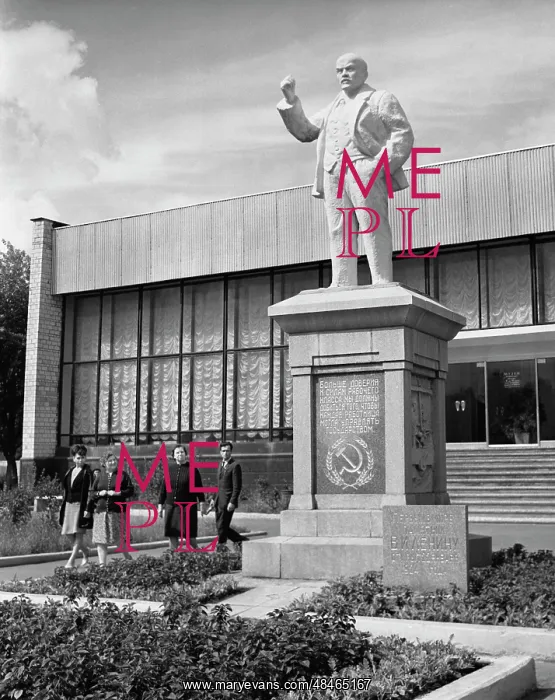 : First monument to Vladimir Lenin in world : First monument to Vladimir Lenin in world